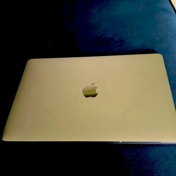 Apple - よーちゃん　MacBook Air ゴールド Apple MacBook Air 13.6-inch, M2 Chip, 8-Core CPU, 256GB SSD